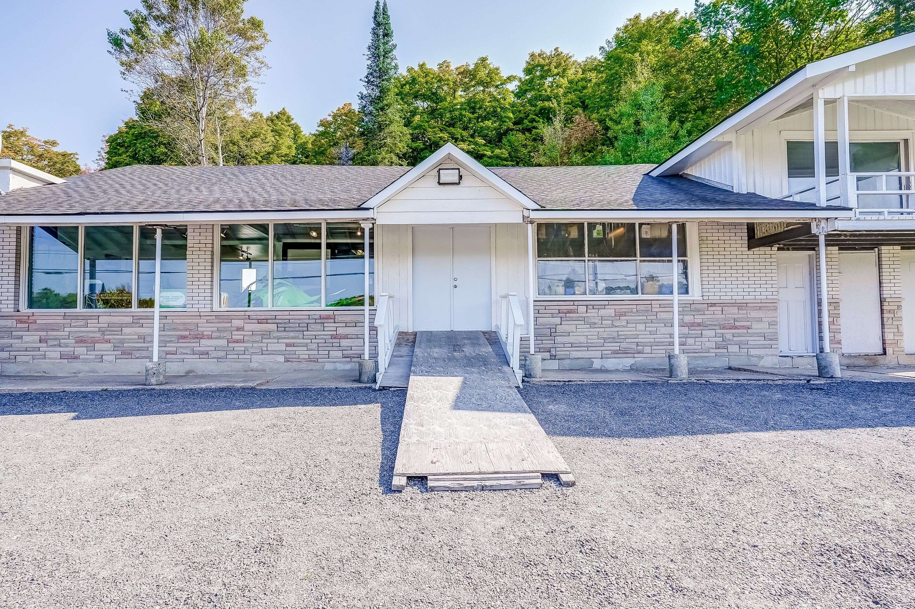 949 Raymond RD, Muskoka Lakes, ON P0B 1M0