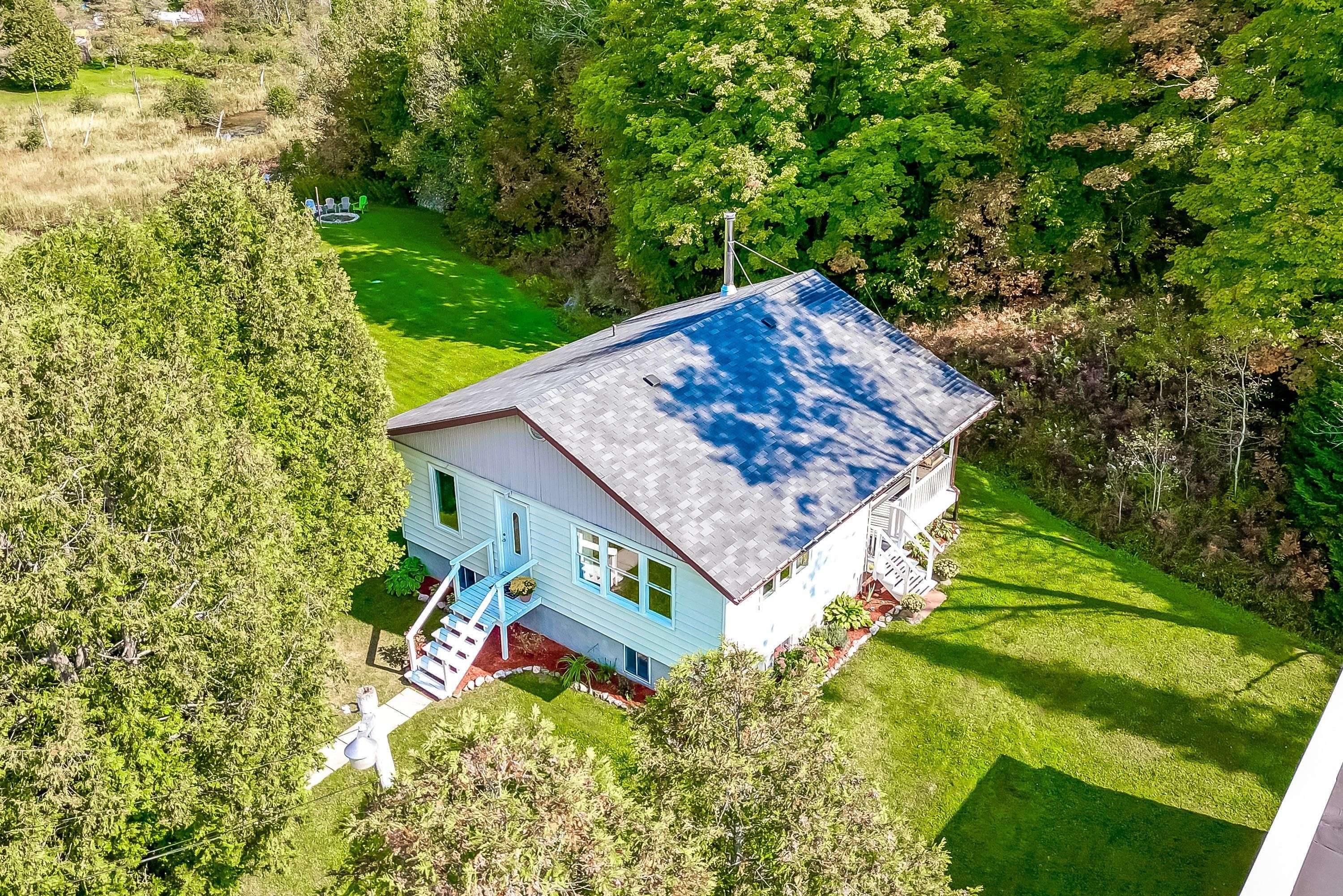 949 Raymond RD, Muskoka Lakes, ON P0B 1M0
