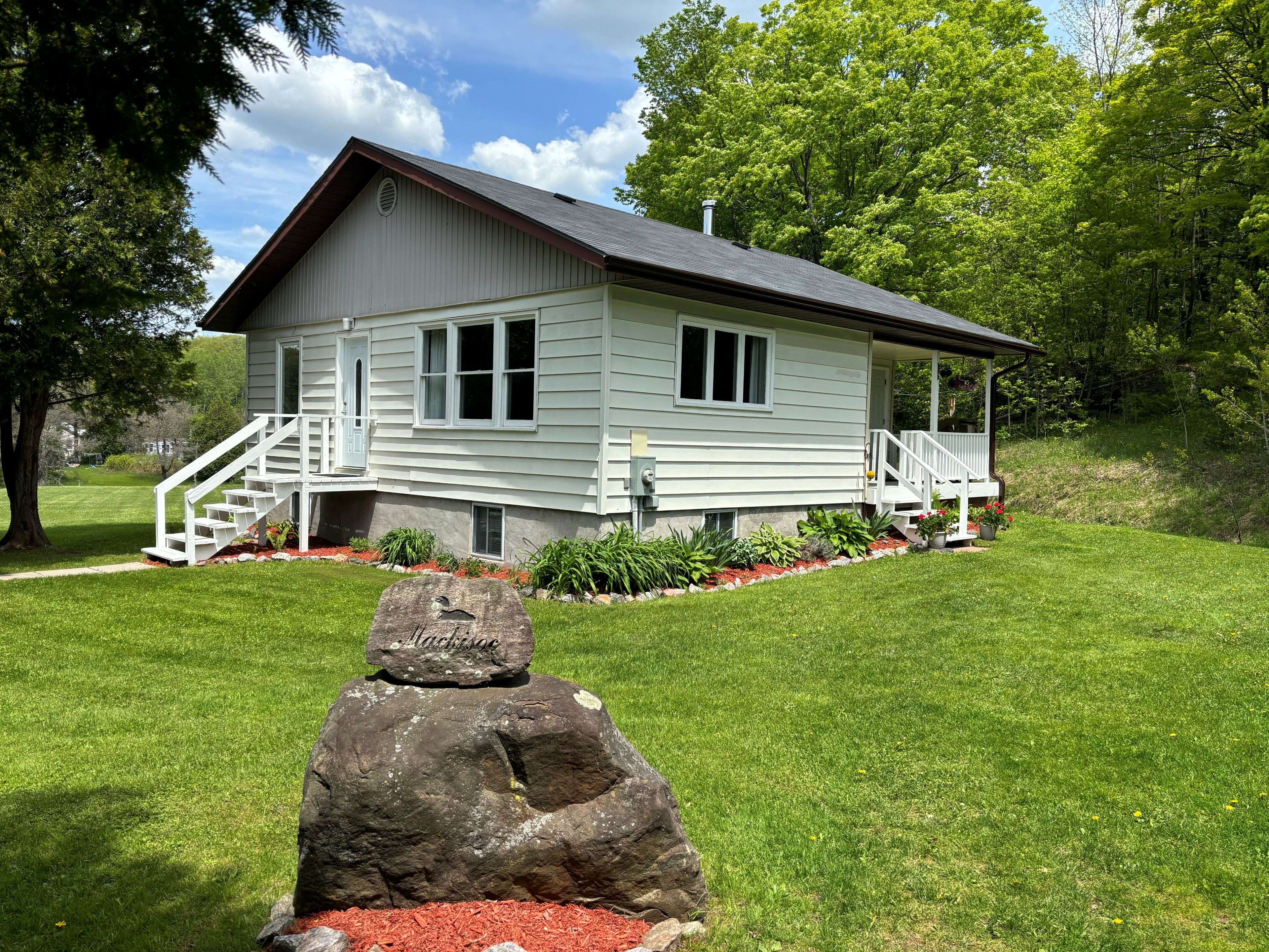949 Raymond RD, Muskoka Lakes, ON P0B 1M0