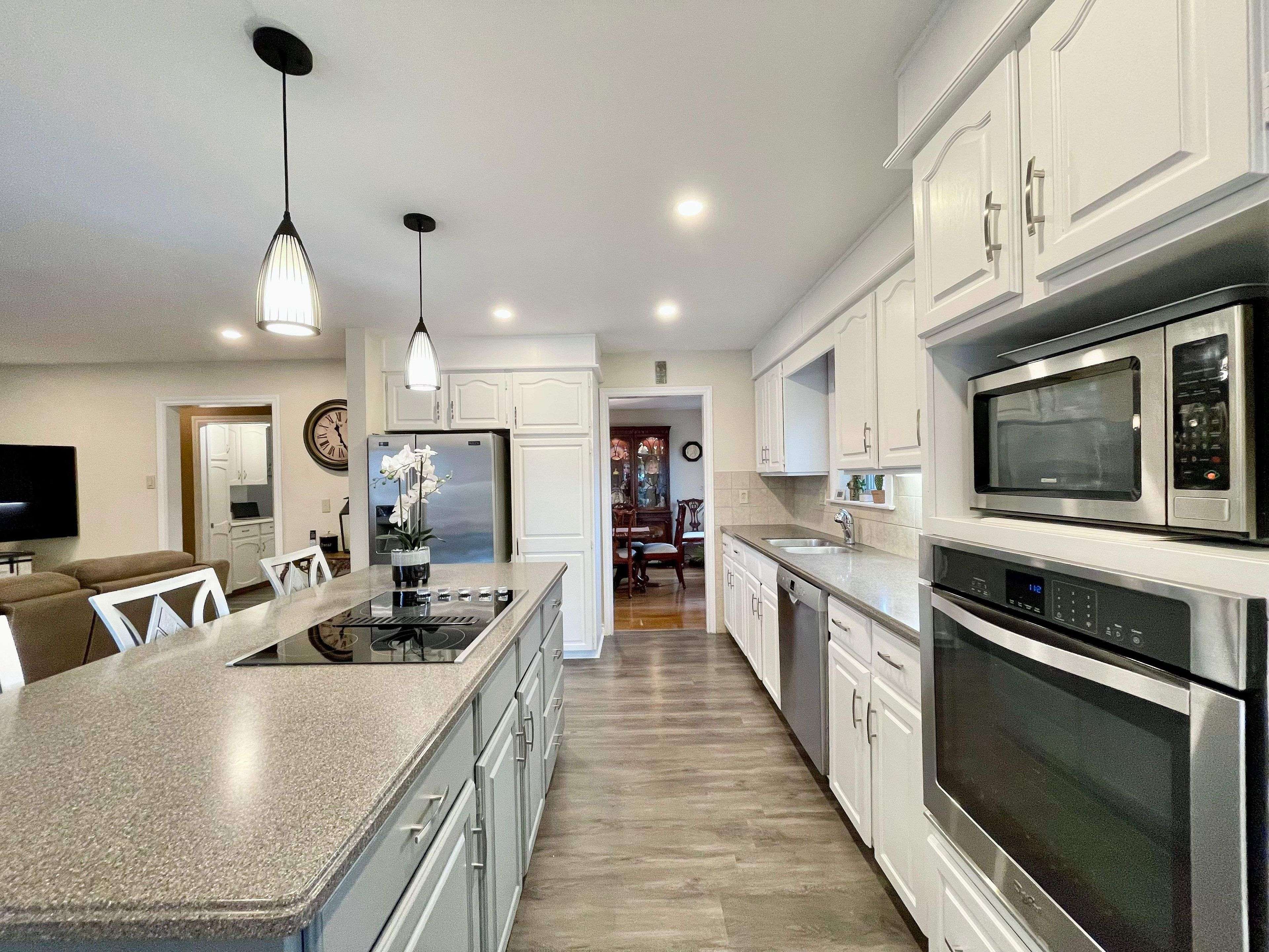 184 Dundas ST E #Upper Level (Only), Hamilton, ON L8N 2Z7