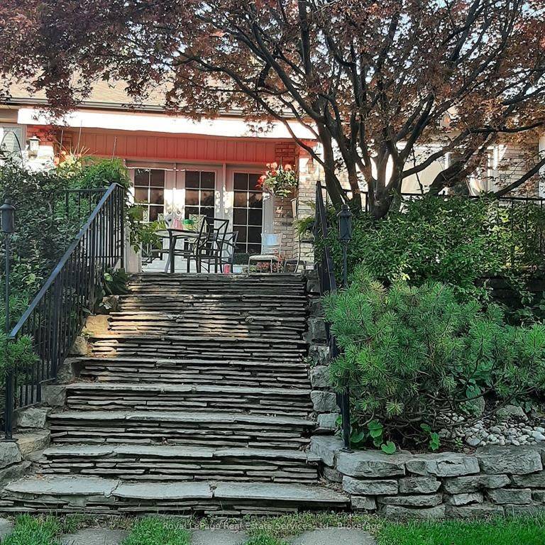 184 Dundas ST E #Upper Level (Only), Hamilton, ON L8N 2Z7