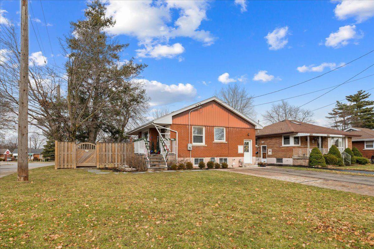 9 Grenadier DR #Upper, Hamilton, ON L8T 4C7