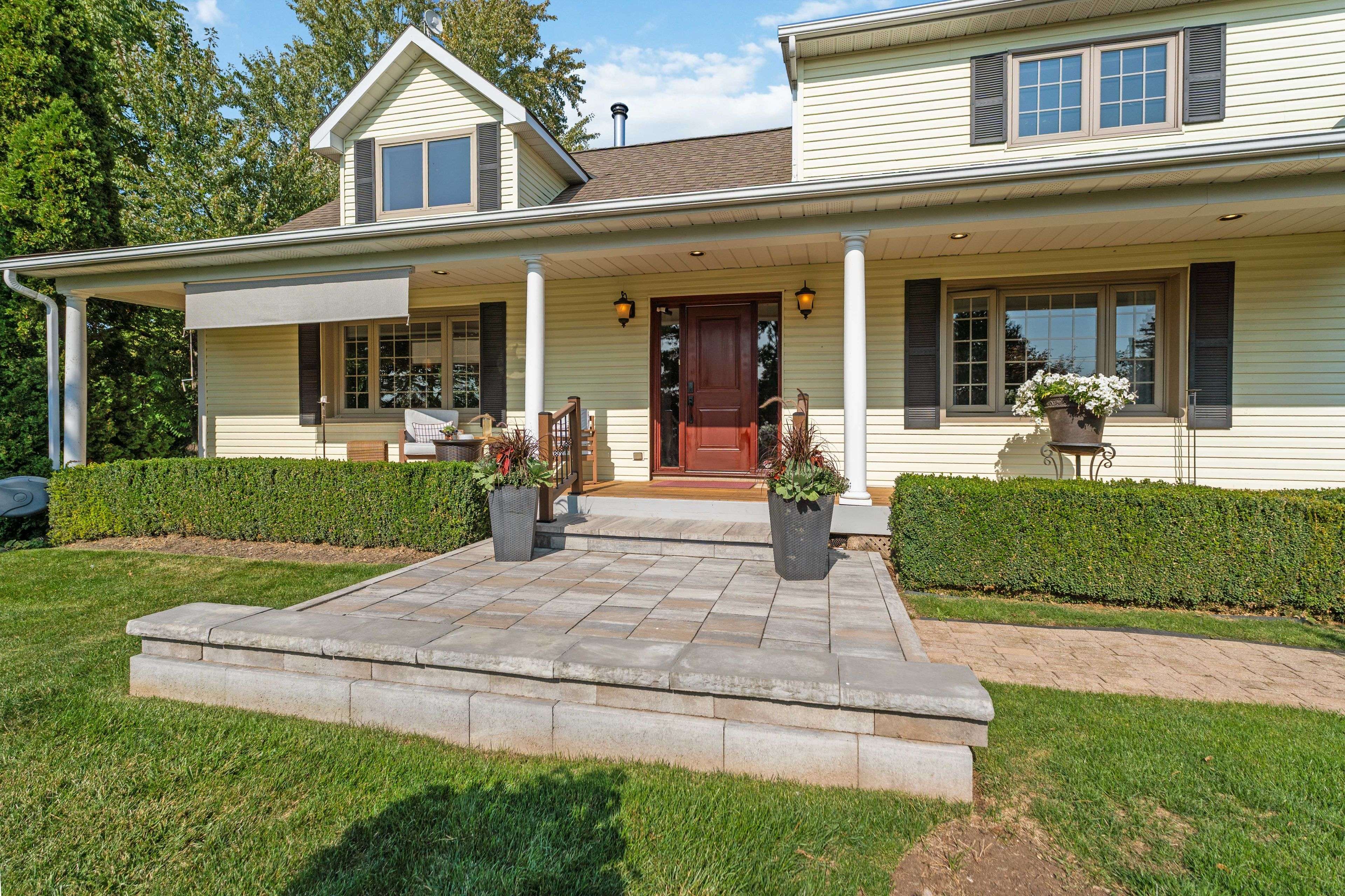 493 Ridge RD E, Grimsby, ON L3M 0K5