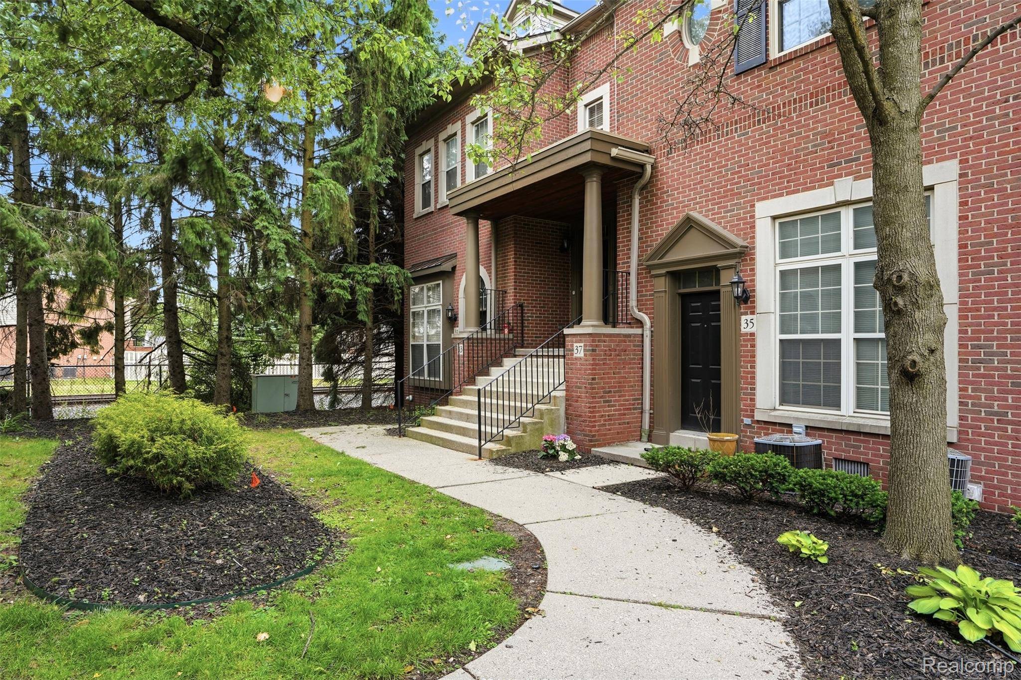 37 W Village LN, Dearborn, MI 48124