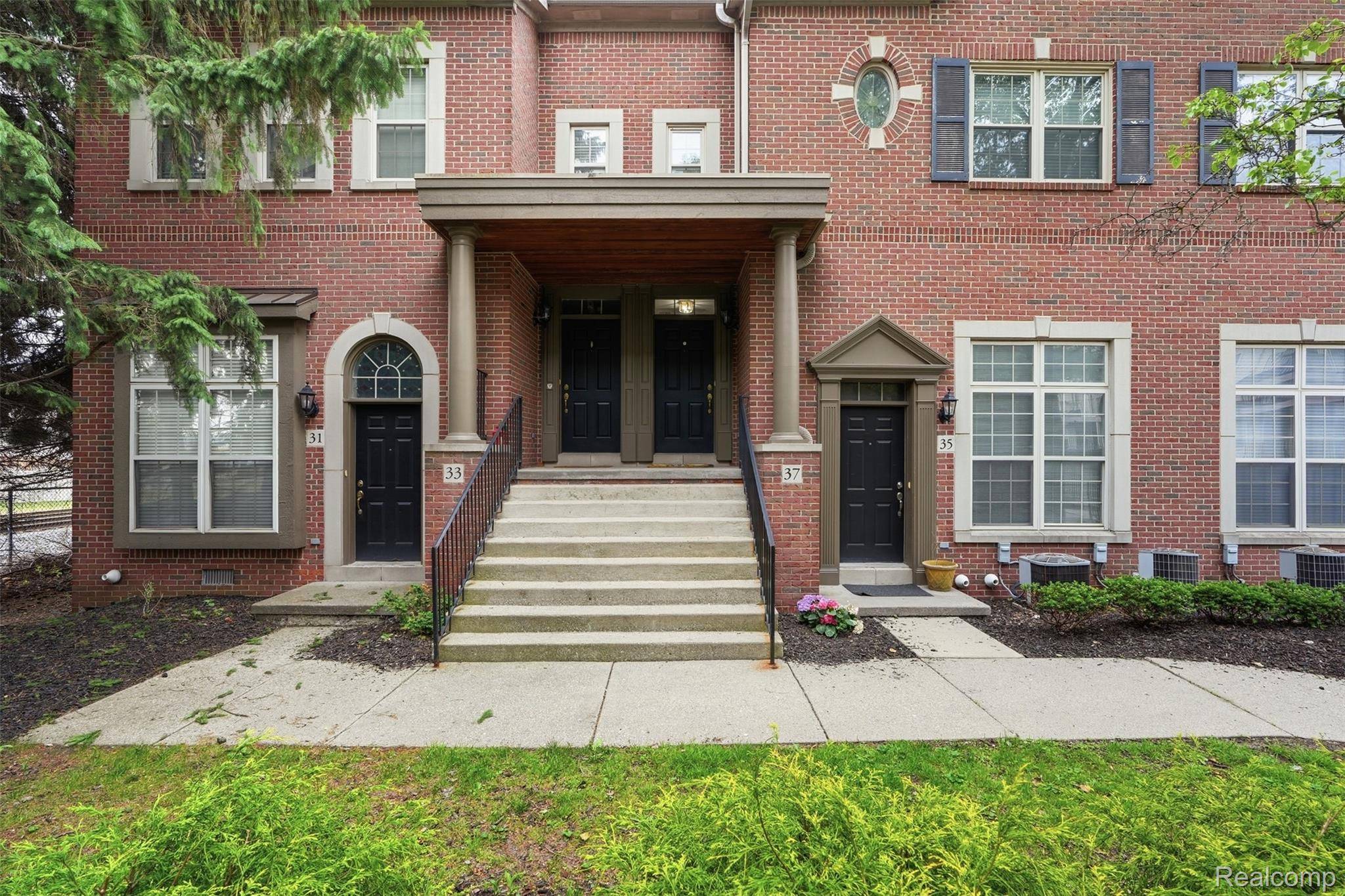 37 W Village LN, Dearborn, MI 48124