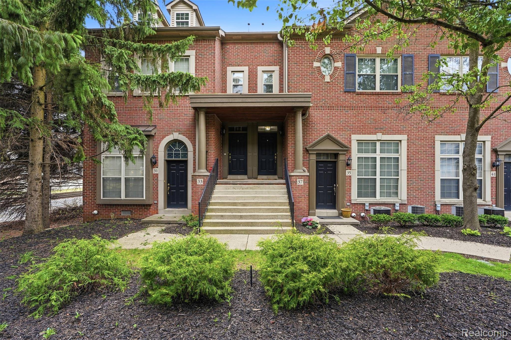 37 W Village LN, Dearborn, MI 48124
