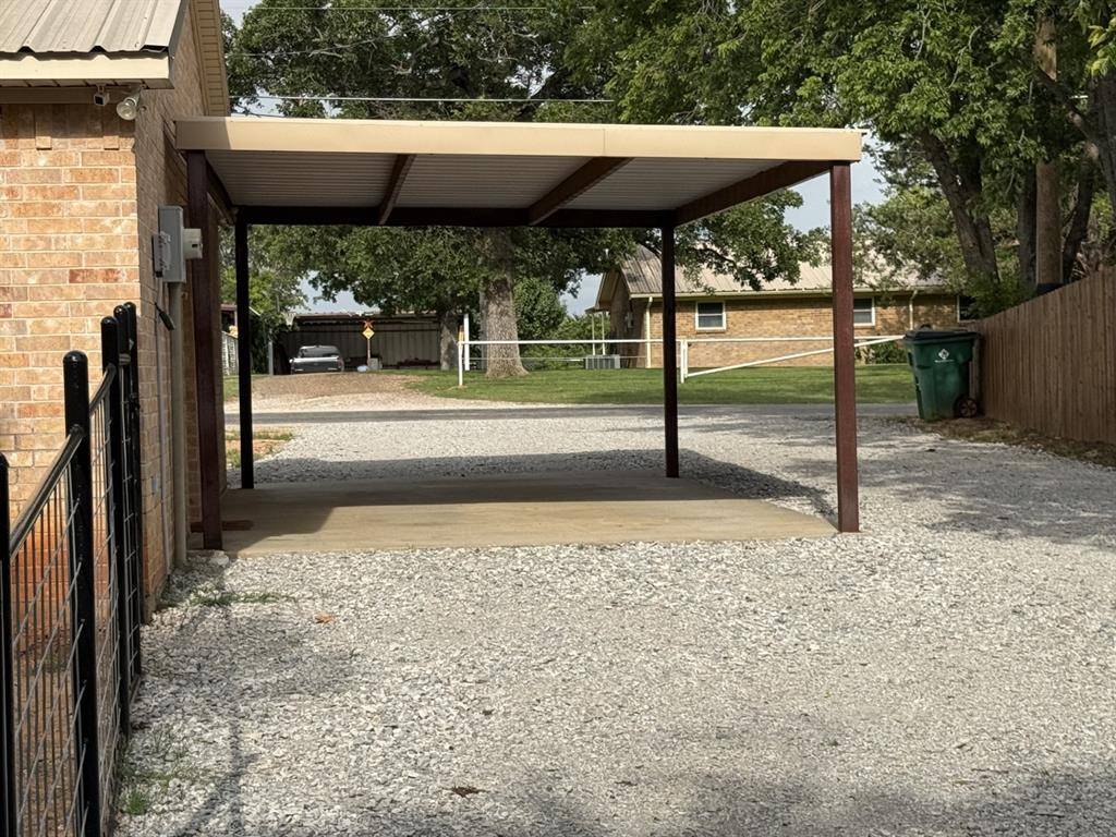 606 S Hubbard Street, Alvord, TX 76225