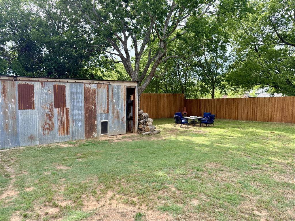606 S Hubbard Street, Alvord, TX 76225
