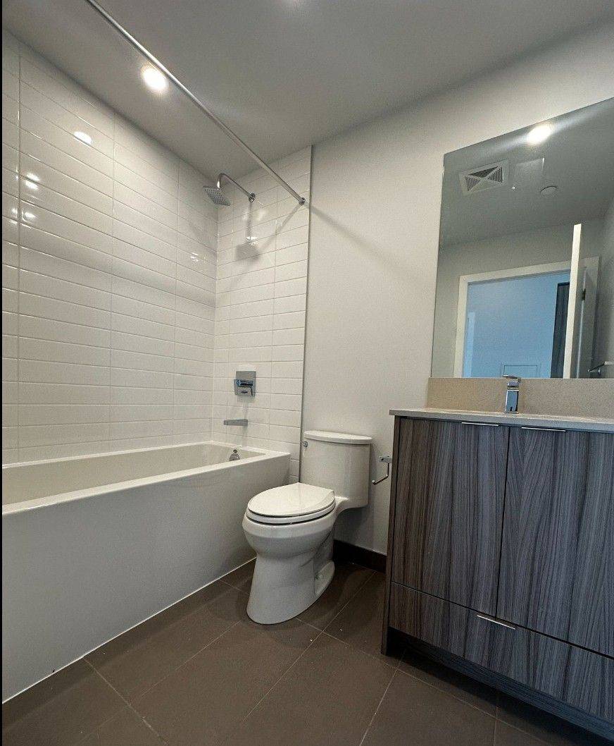 430 Square One DR #3806, Mississauga, ON L5B 0L6
