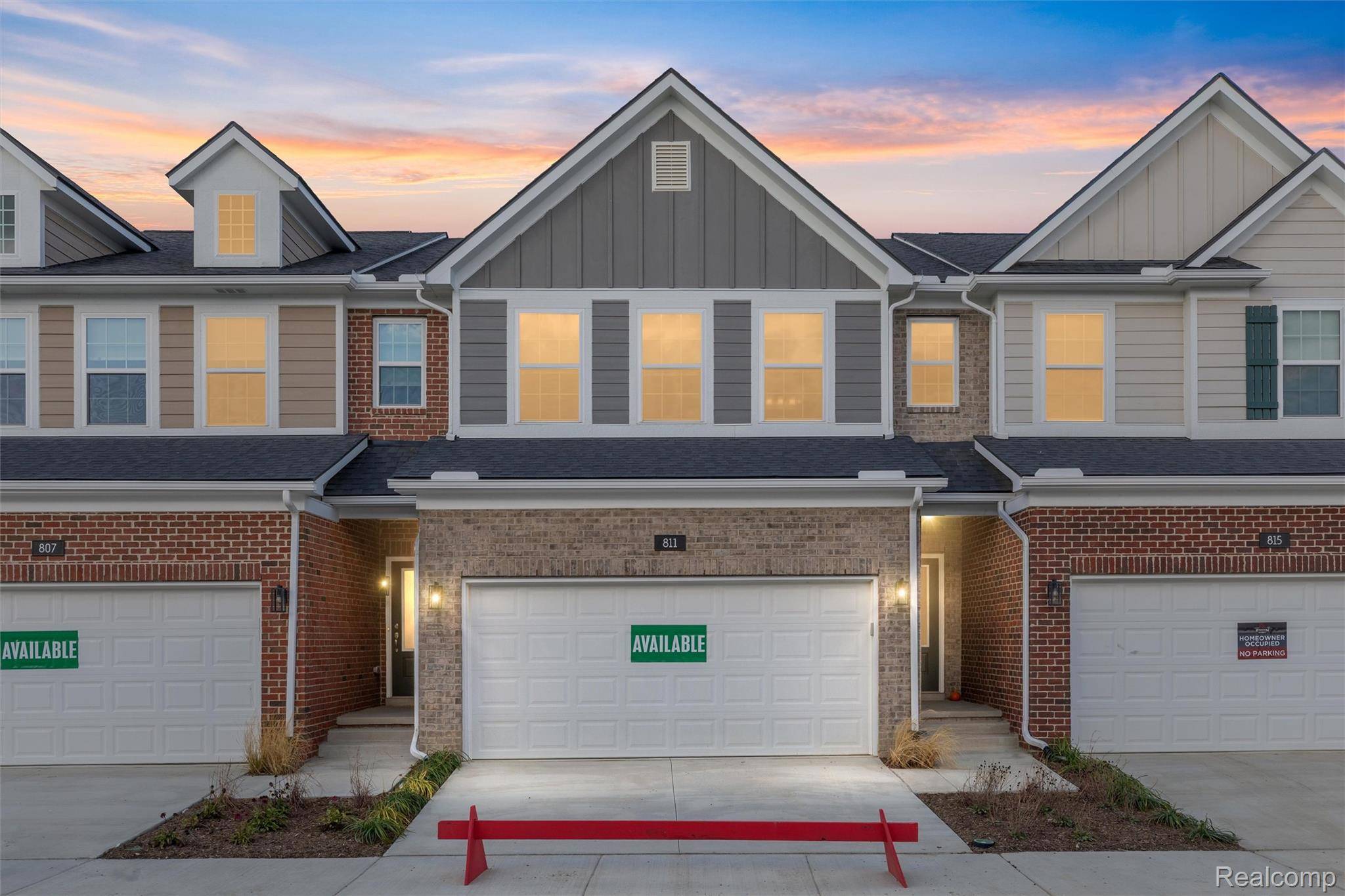 811 Balmoral Ln, Troy, MI 48085