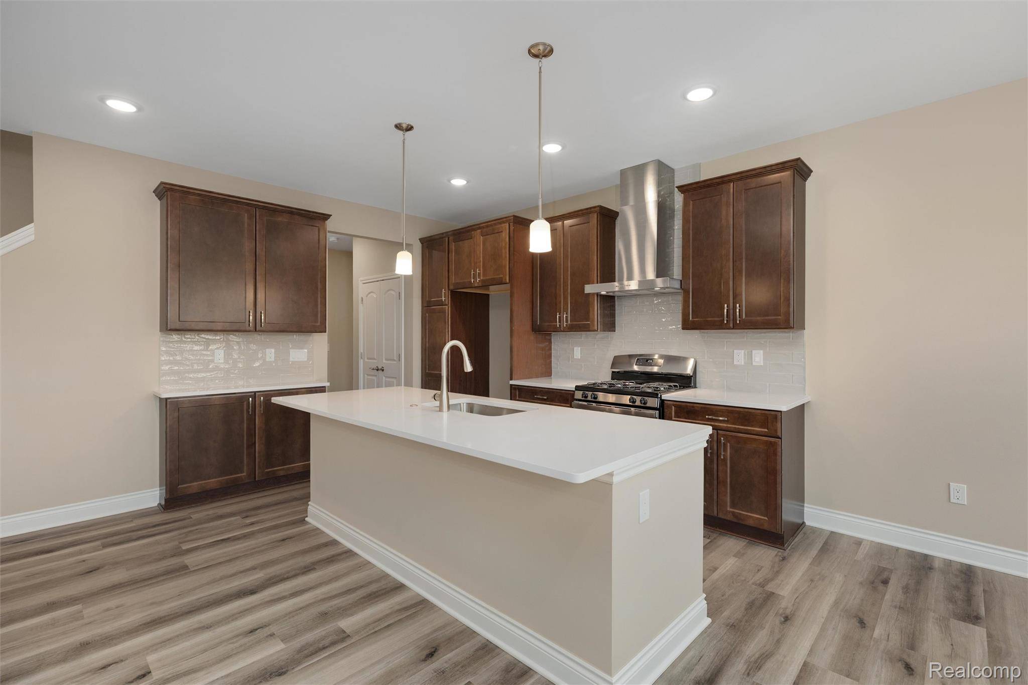 811 Balmoral Ln, Troy, MI 48085