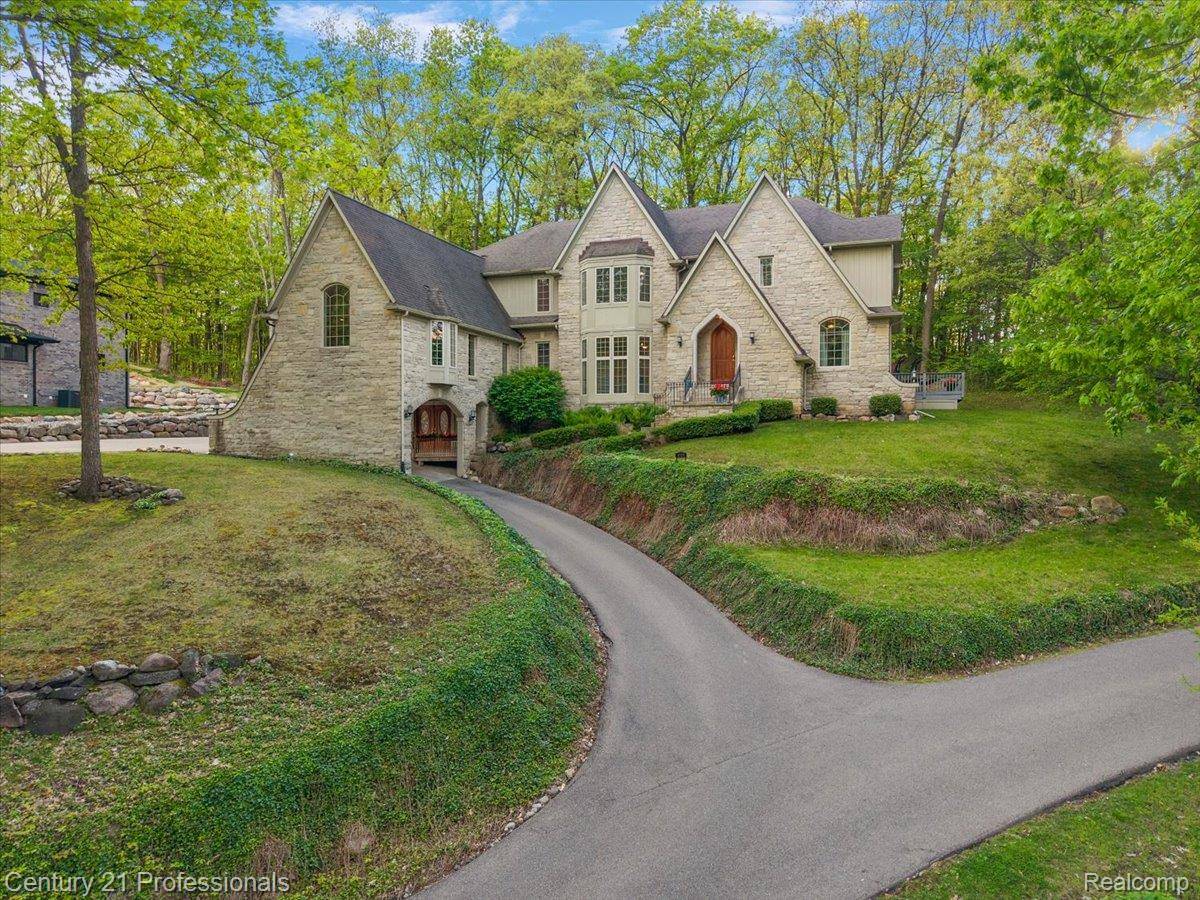 6705 College Park DR, Springfield Charter Township, MI 48346