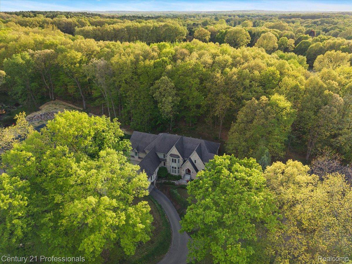 6705 College Park DR, Springfield Charter Township, MI 48346