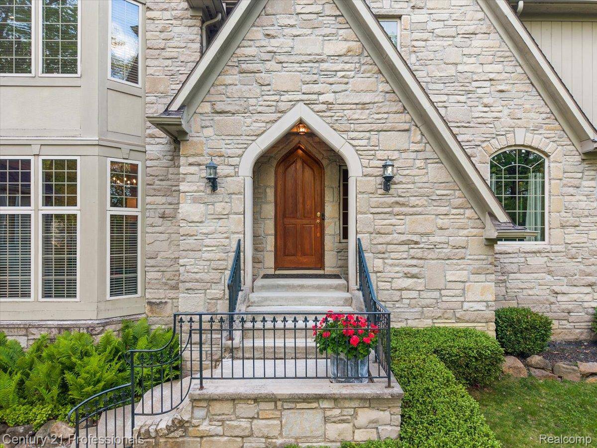 6705 College Park DR, Springfield Charter Township, MI 48346