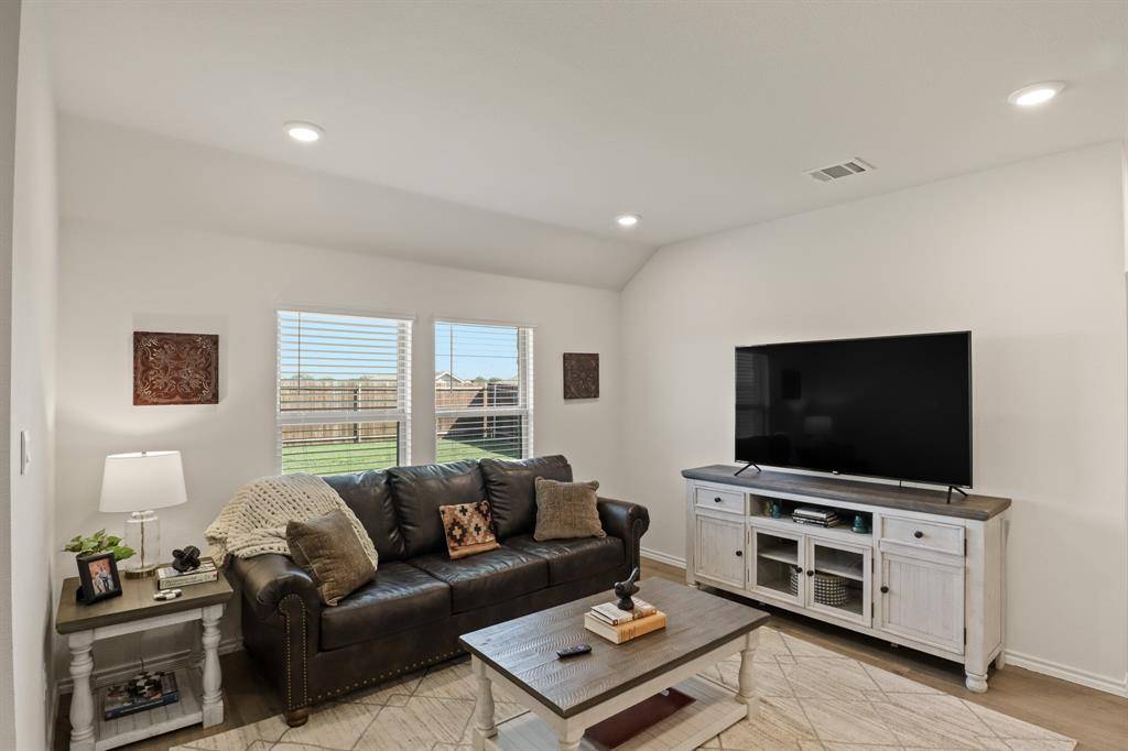 1206 Grand View Drive, Ennis, TX 75119