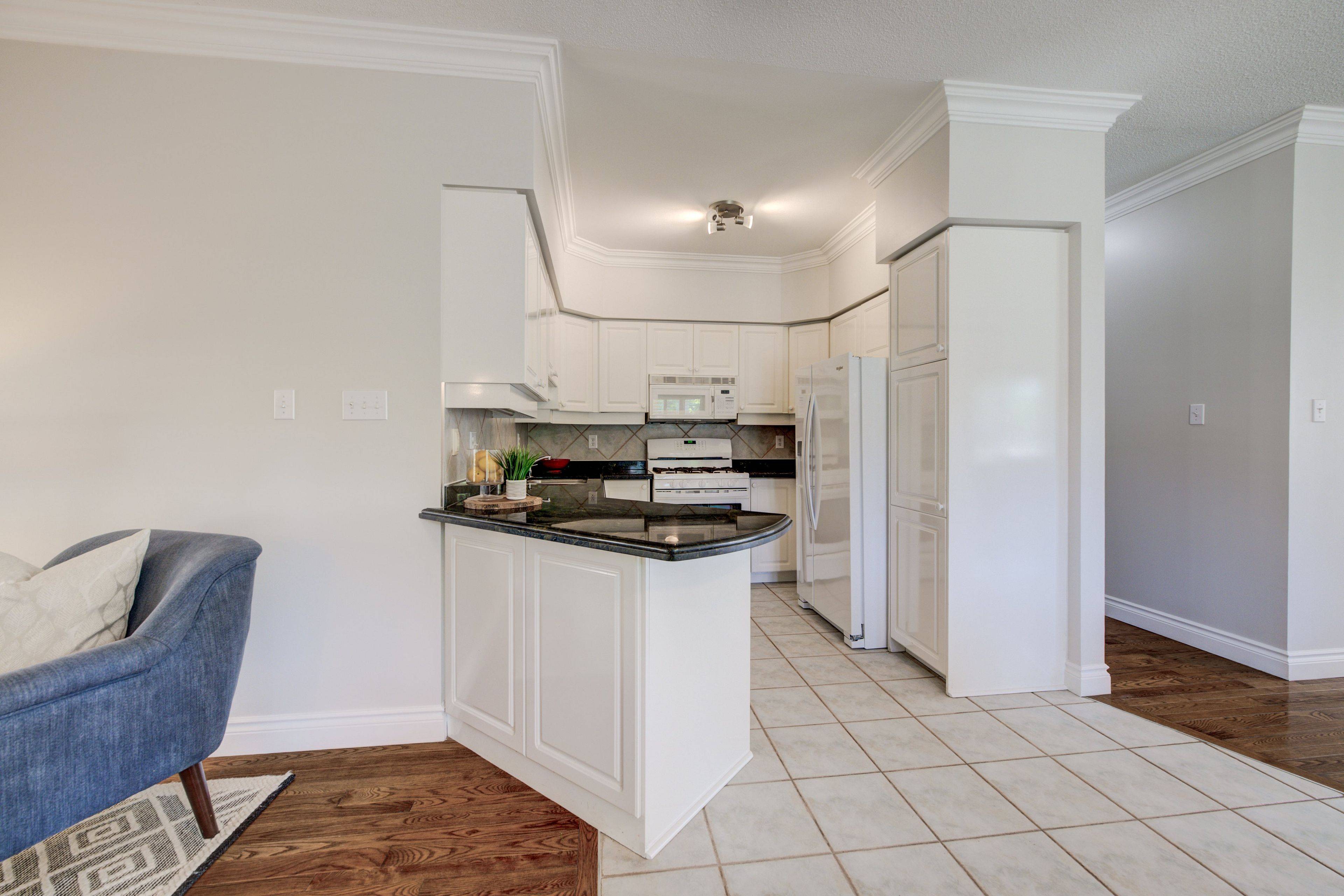 2163 LANGTRY DR, Oakville, ON L6M 3J7