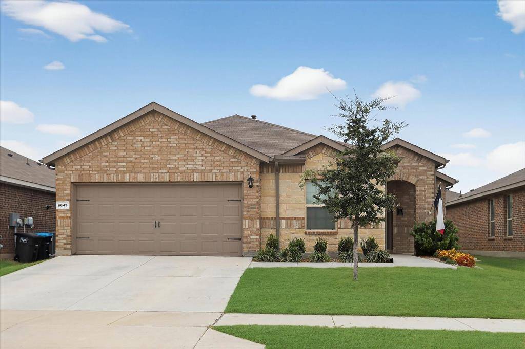 8649 Mirror Lake Drive, Fort Worth, TX 76179