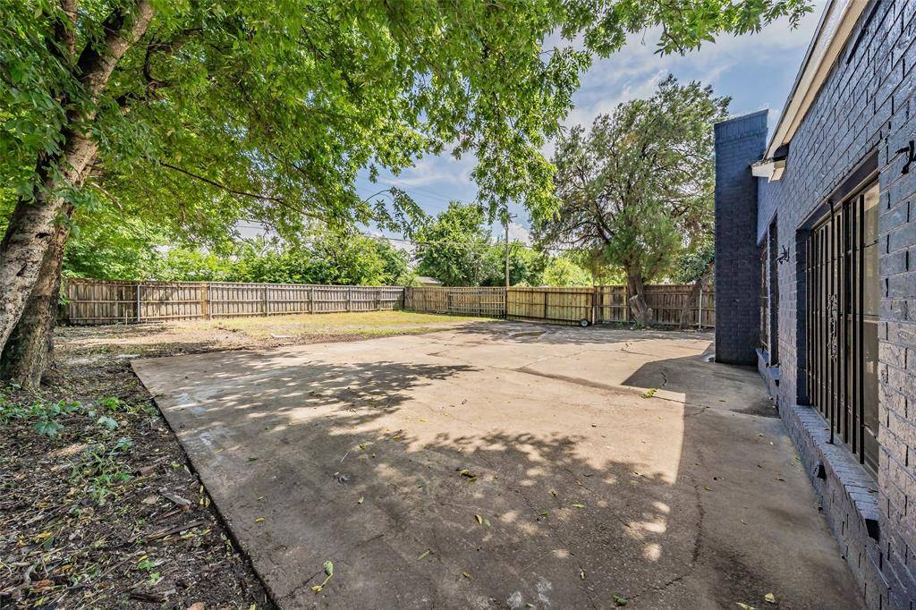 2402 E Overton Road, Dallas, TX 75216
