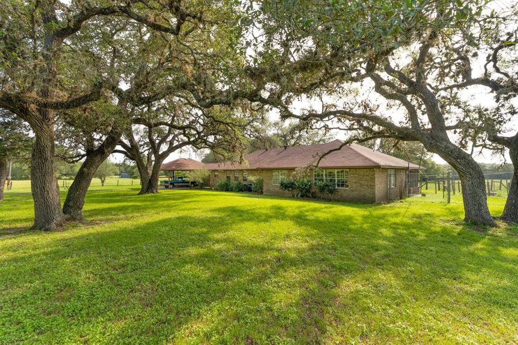 8010 Christian Cemetery Road, Burton, TX 77835