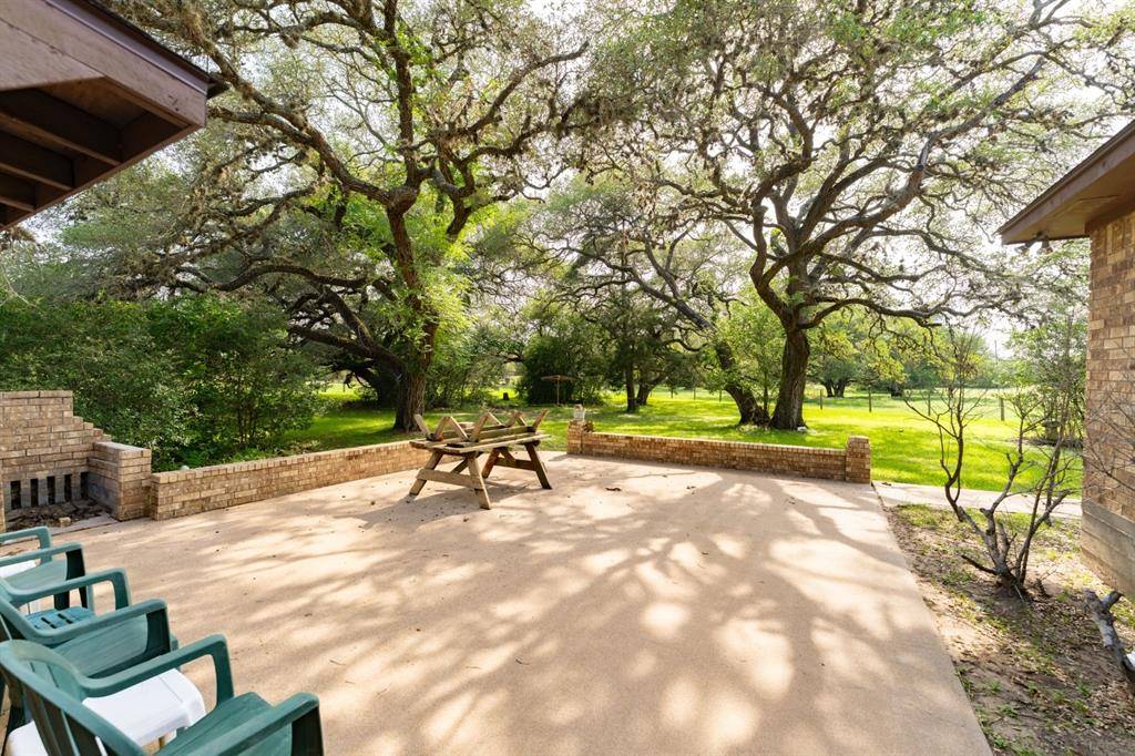 8010 Christian Cemetery Road, Burton, TX 77835