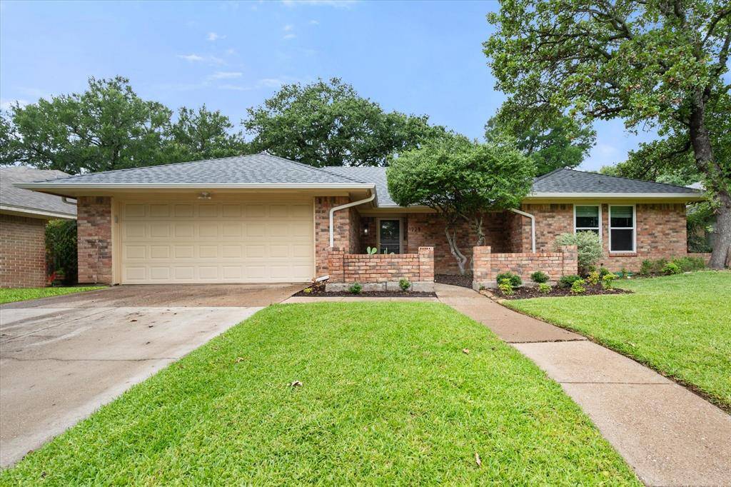 1229 Brookfield Lane, Mansfield, TX 76063