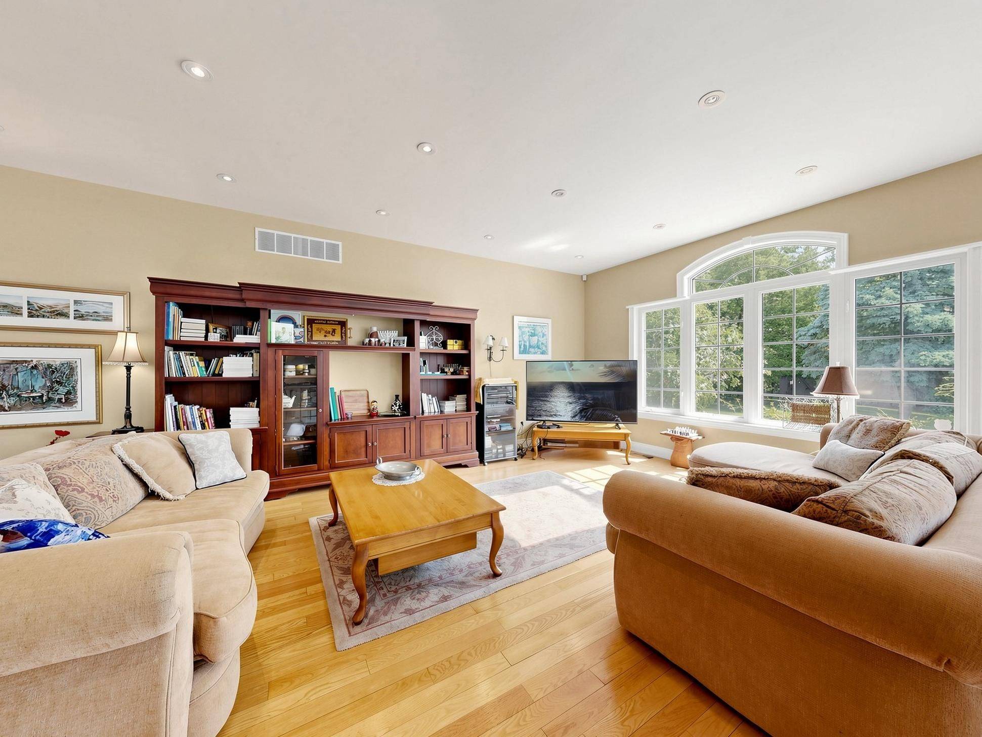 3 Raymond DR, Vaughan, ON L4J 2E5