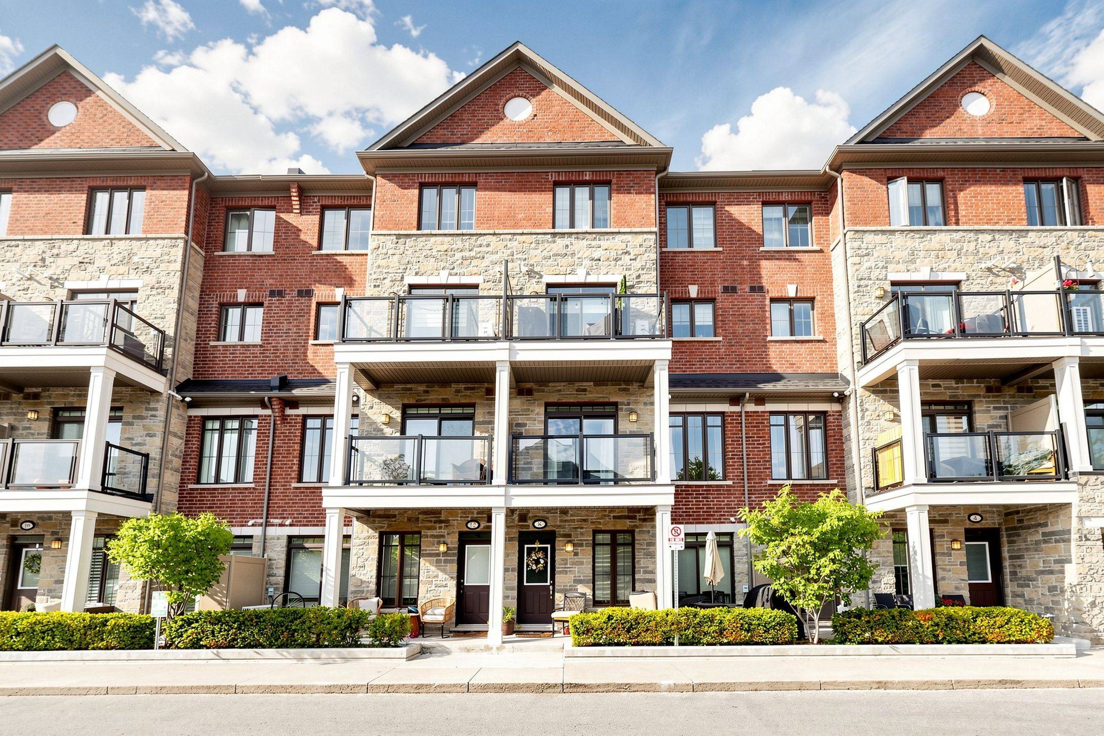 196 Pine Grove RD #9, Vaughan, ON L4L 0H8