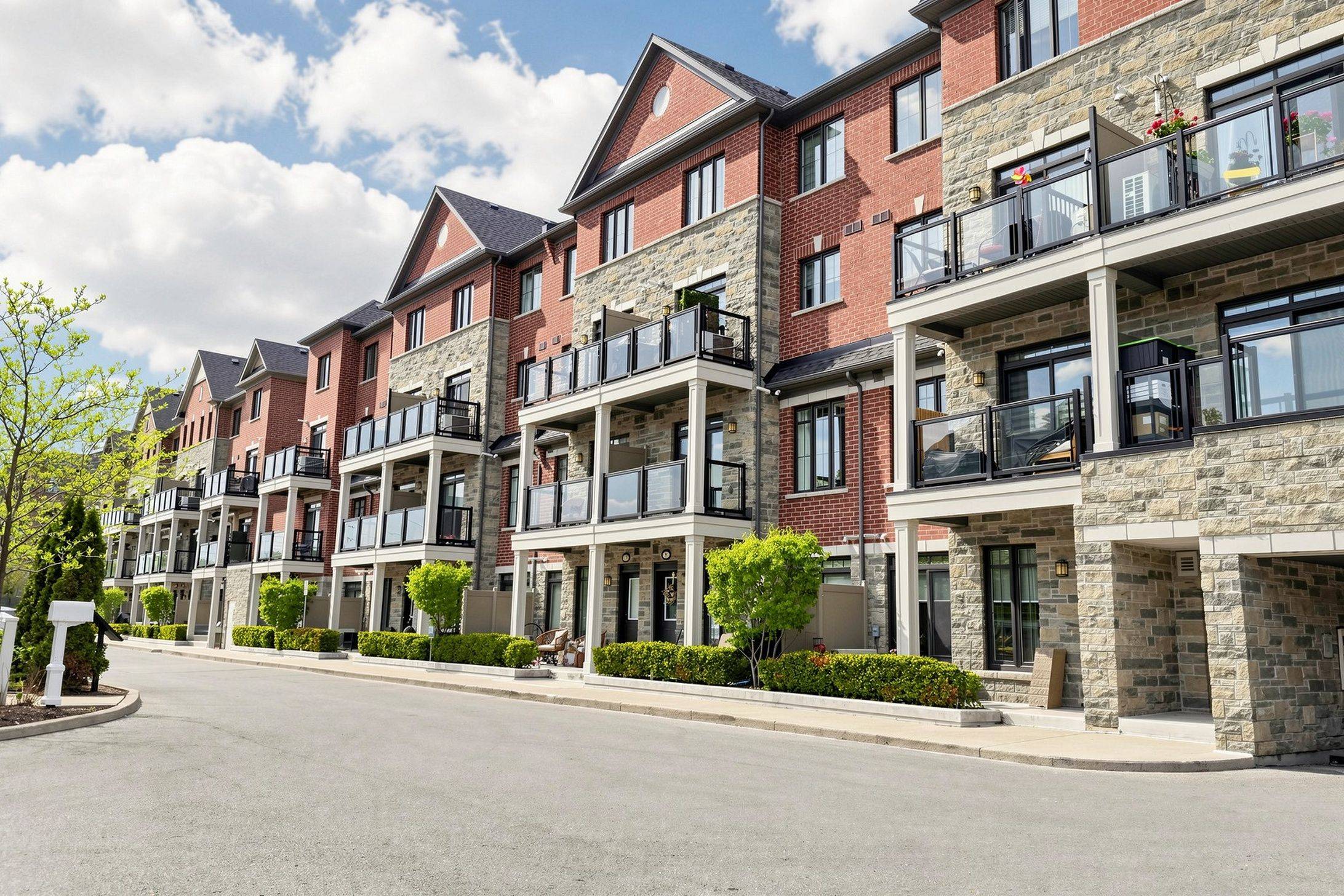 196 Pine Grove RD #9, Vaughan, ON L4L 0H8