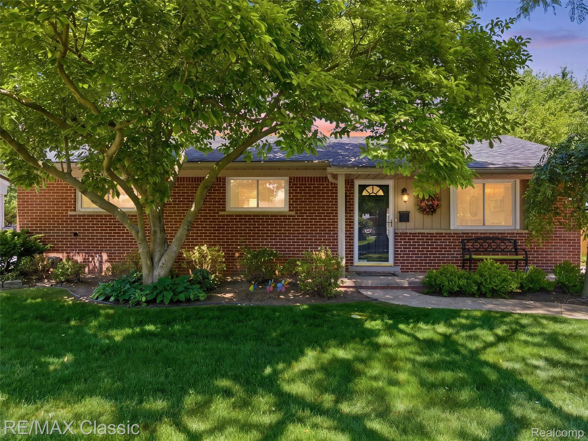 41020 Greenbriar LN, Plymouth Charter Township, MI 48170