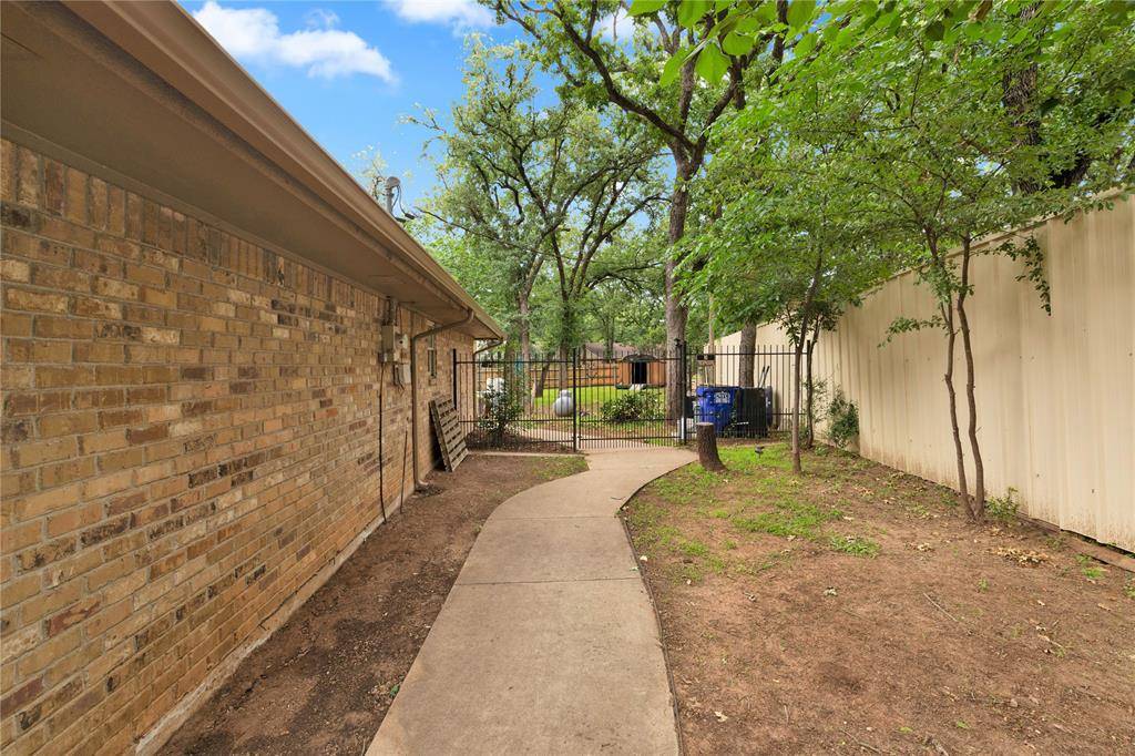 1104 Wood Ridge Drive, Azle, TX 76020