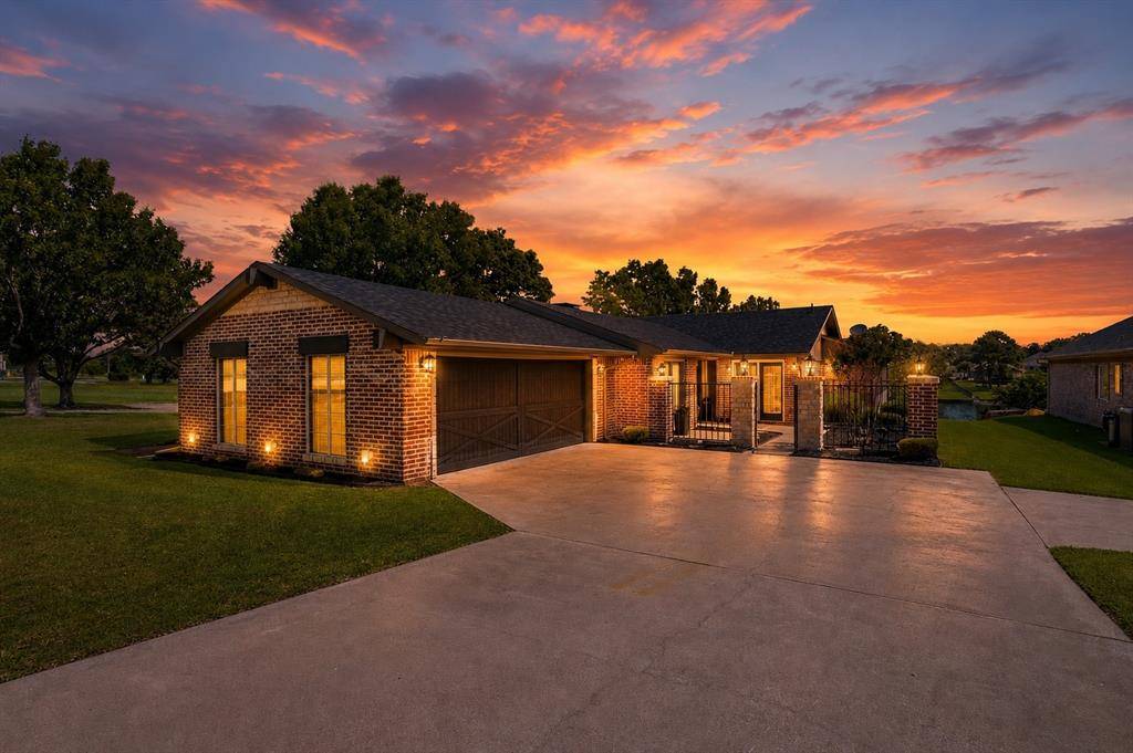 533 Kiowa Drive W, Lake Kiowa, TX 76240