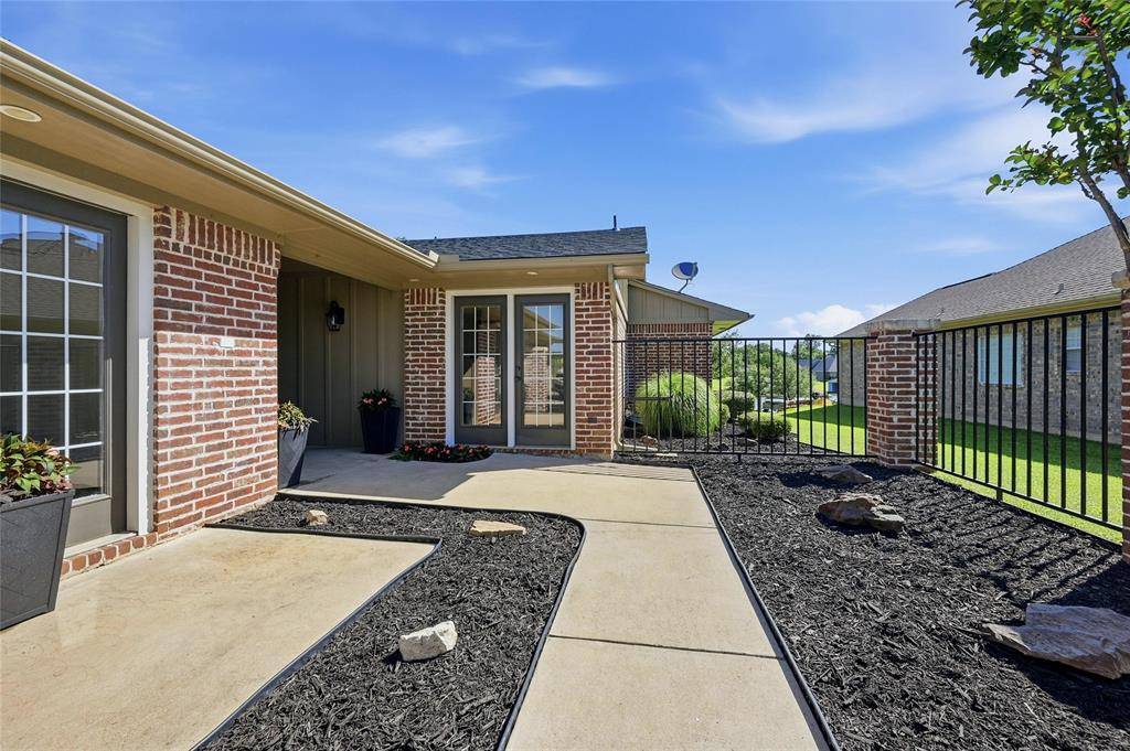 533 Kiowa Drive W, Lake Kiowa, TX 76240