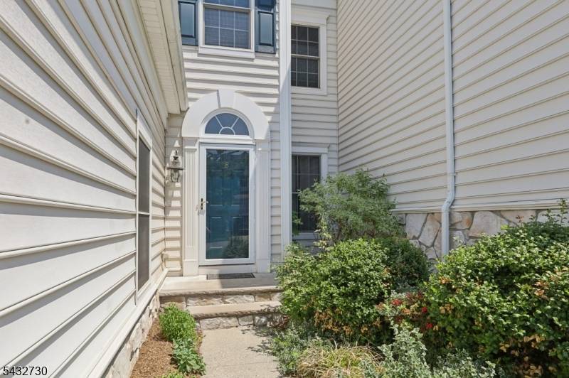 8 Yorktown Ln, Totowa Boro, NJ 07512