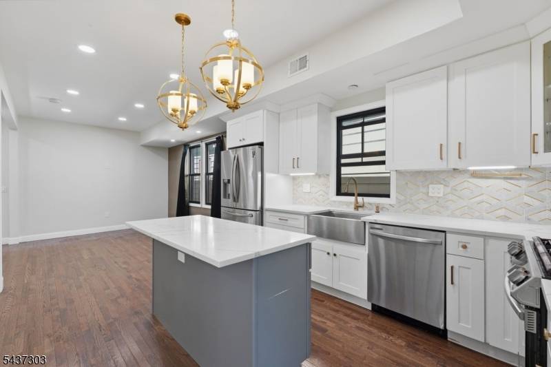 851 Garden St, Elizabeth City, NJ 07202