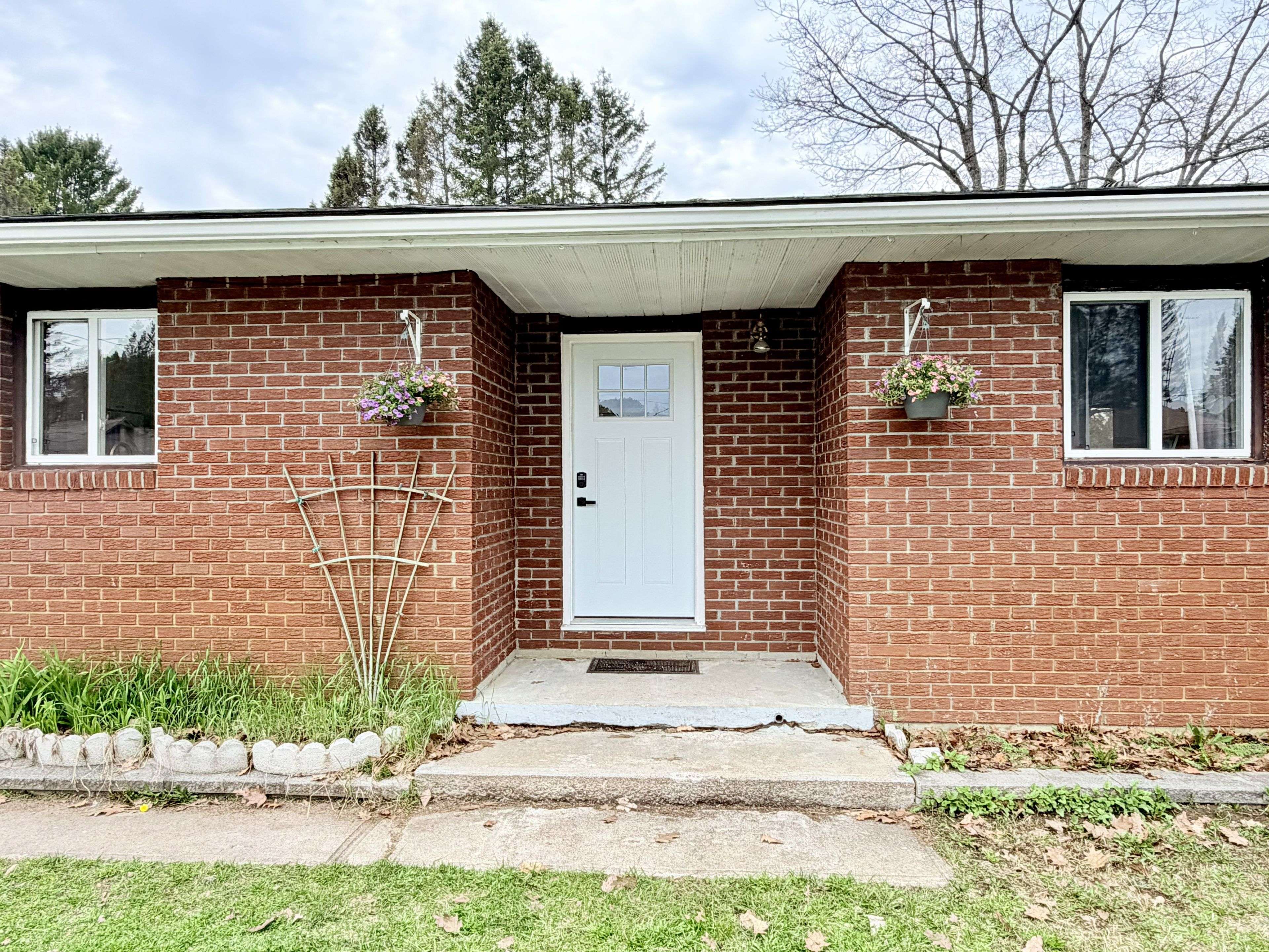 7 Fitz AVE, South River, ON P0A 1X0