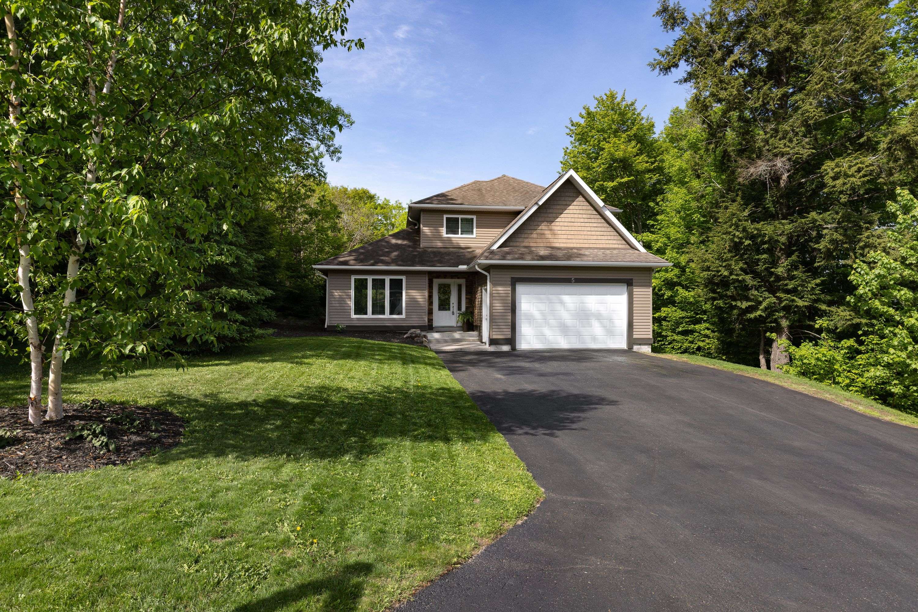 5 Mackenzie DR, Huntsville, ON P1H 0A1