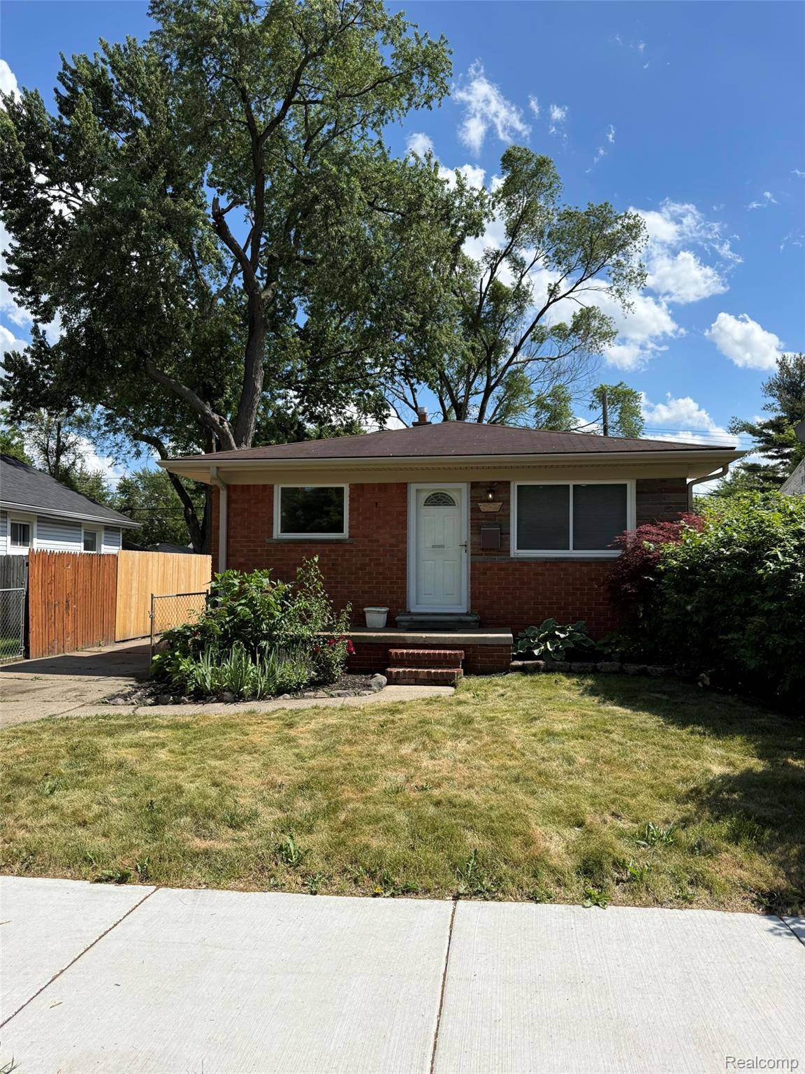 1512 E Jarvis AVE, Hazel Park, MI 48030