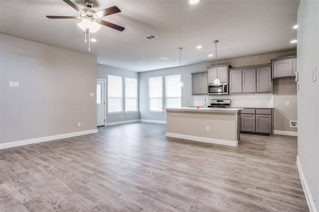 221 Oldcastle Way, Fort Worth, TX 76052