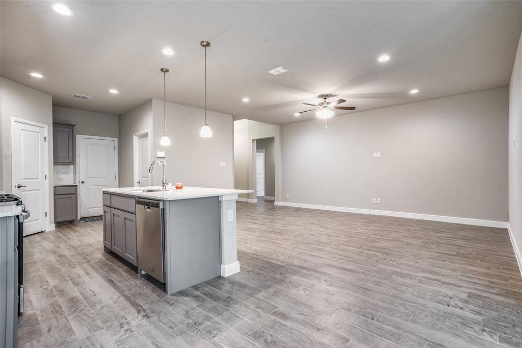 221 Oldcastle Way, Fort Worth, TX 76052