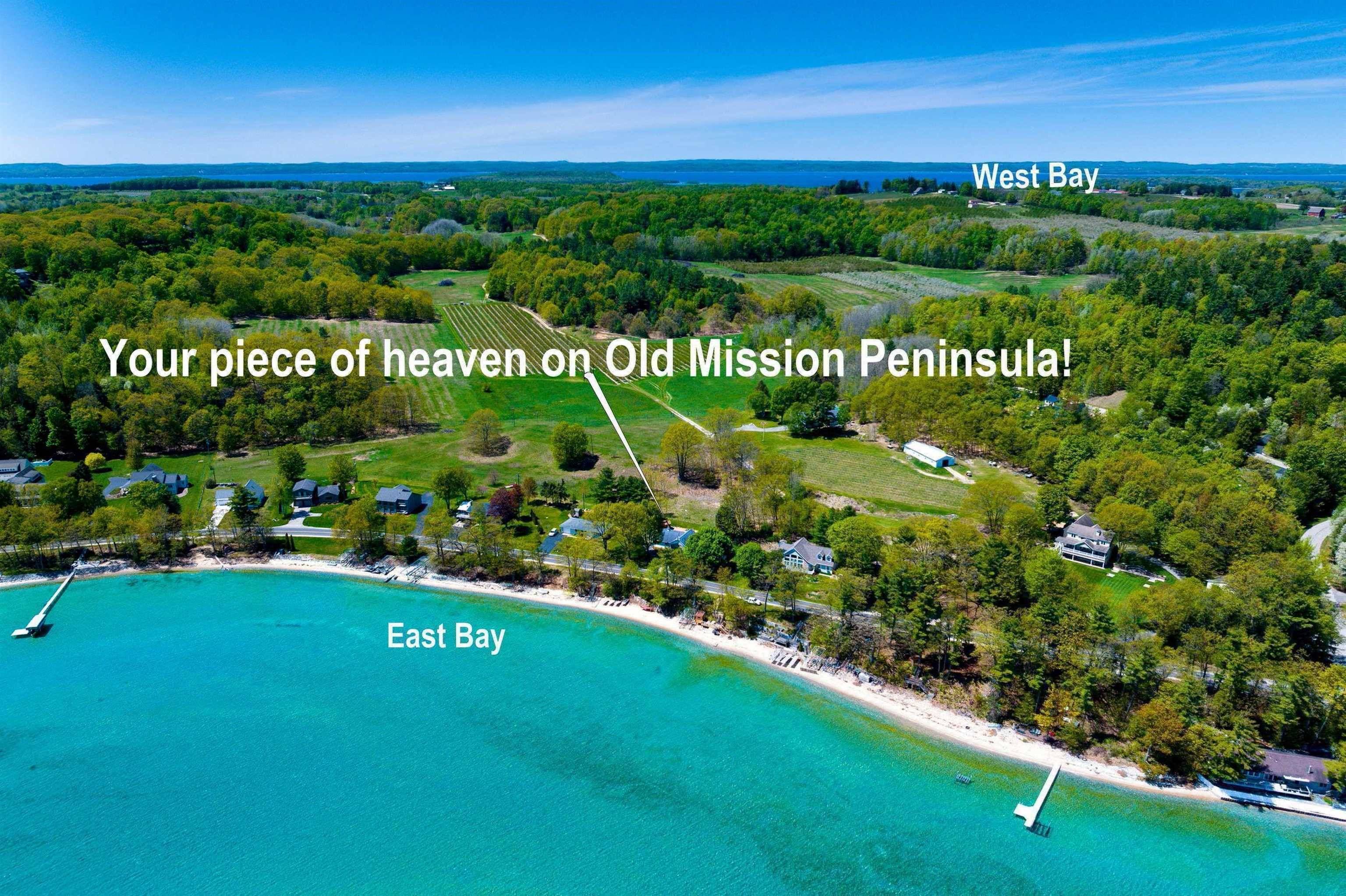 11537 Bluff RD, Peninsula Twp, MI 49686