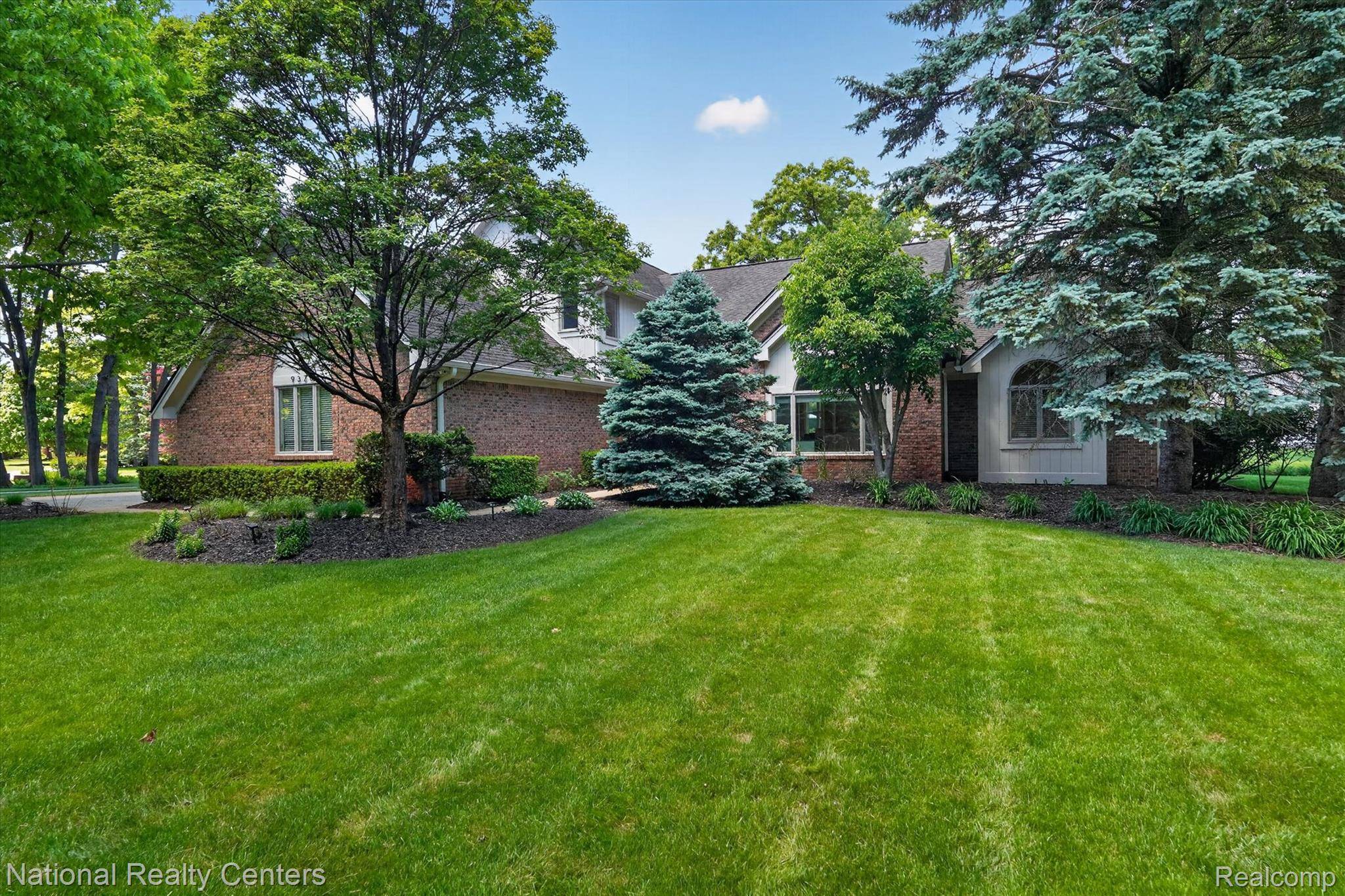 9326 Park LN, Commerce Charter Township, MI 48382