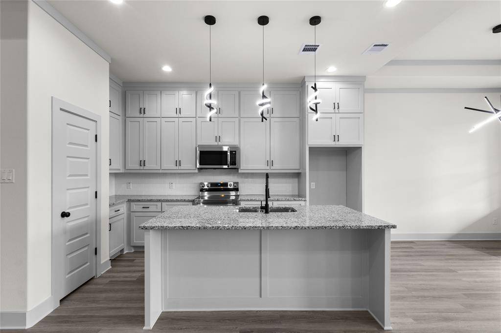 617 N DWIGHT Avenue, Dallas, TX 75211
