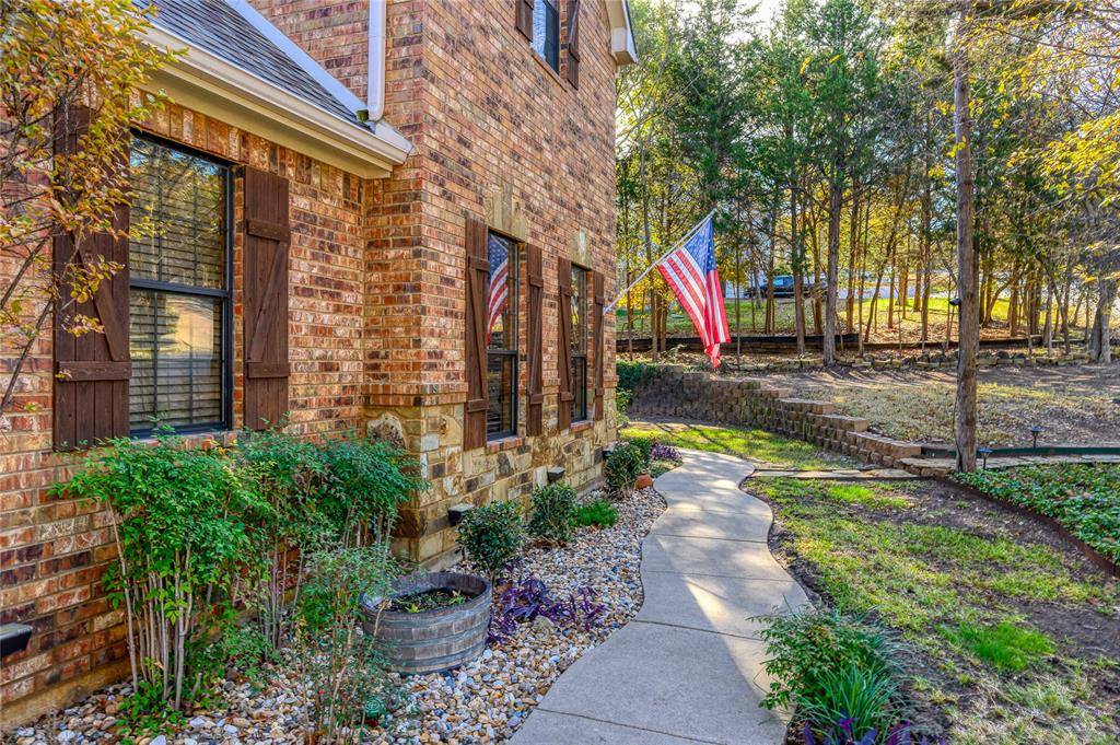 588 Lakepoint Loop, Pottsboro, TX 75076