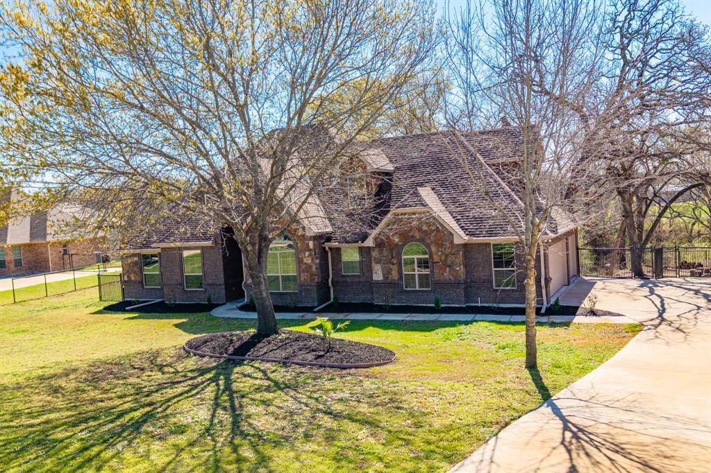 108 Winding Way, Azle, TX 76020
