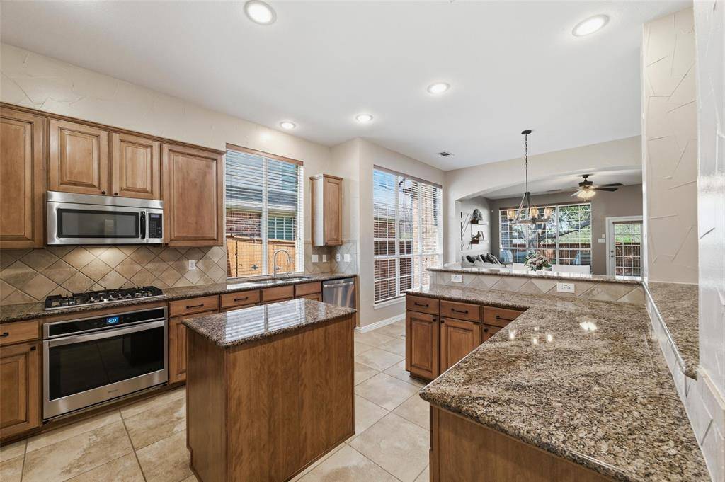 1211 Golf Club Drive, Lantana, TX 76226