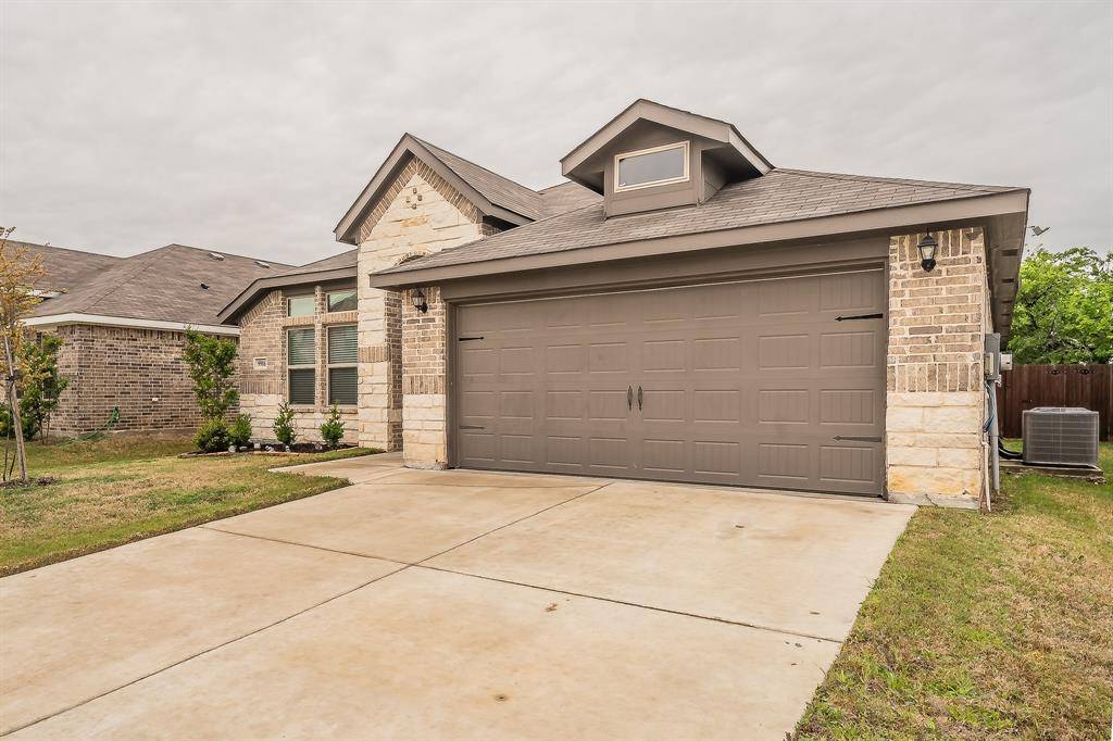 9916 Mescalbean Boulevard, Fort Worth, TX 76036