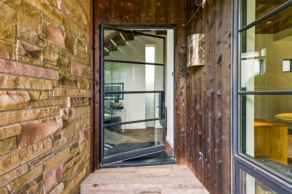 20 Vanguard Way, Dallas, TX 75243