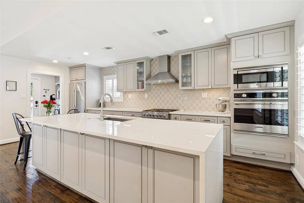 9605 Livenshire Drive, Dallas, TX 75238