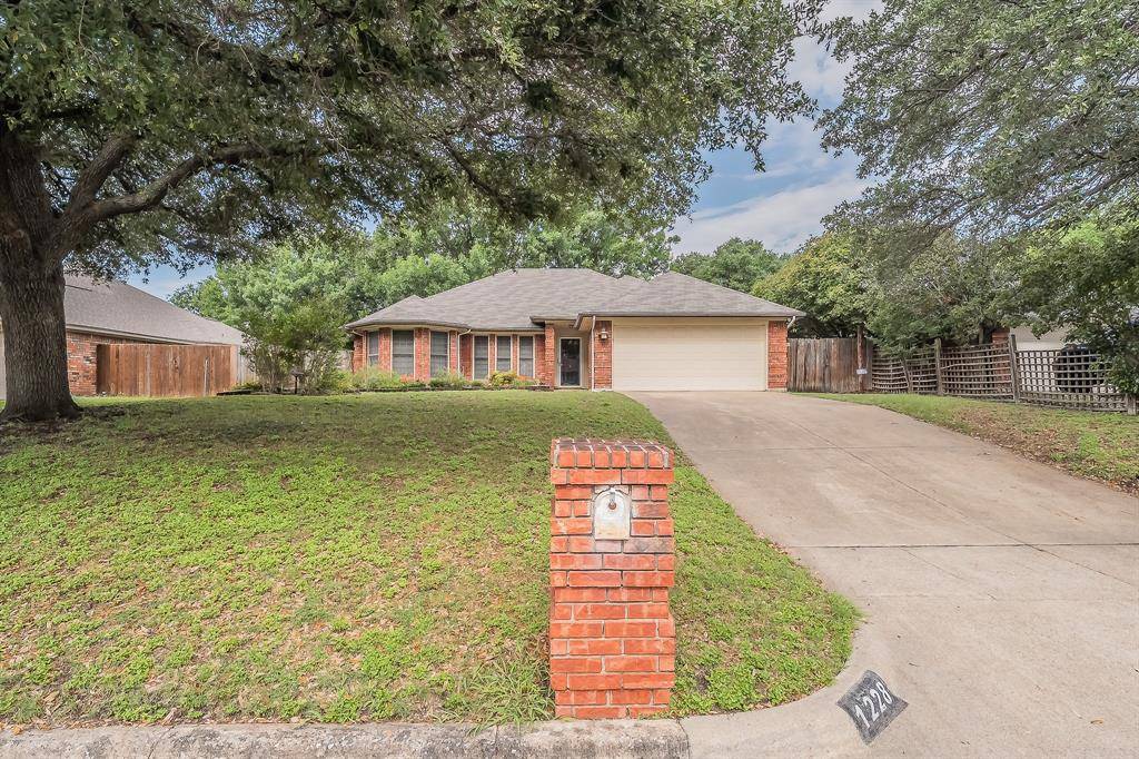 1228 Cozby Street W, Benbrook, TX 76126