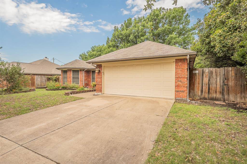 1228 Cozby Street W, Benbrook, TX 76126
